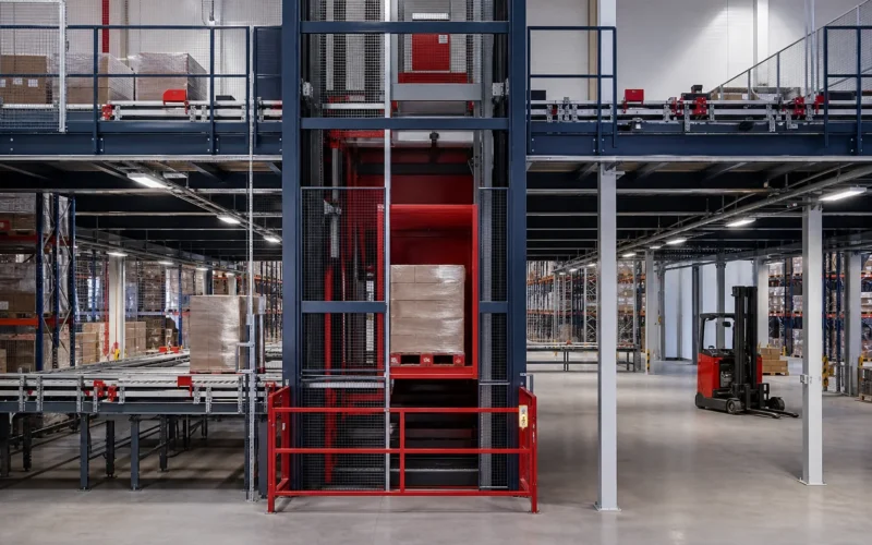 Automated pallet lifter serving multiple floors in a warehouse